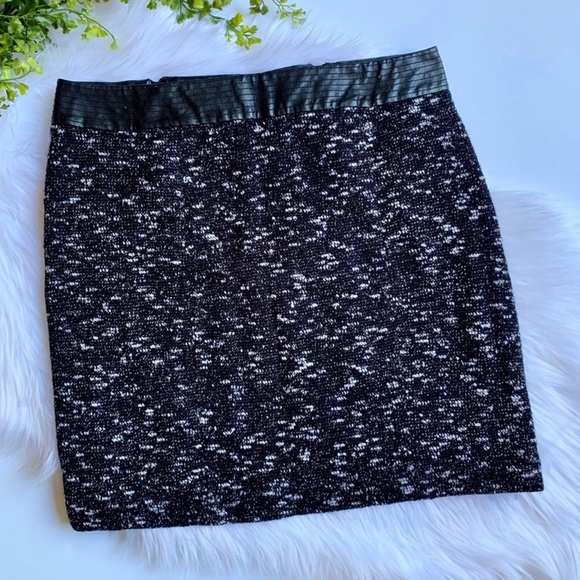Ann Taylor | Black & White Tweed Skirt w/ Faux Leather Waistband | Sz 6 - Picture 3 of 6